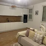 Ozzys Place Apartment